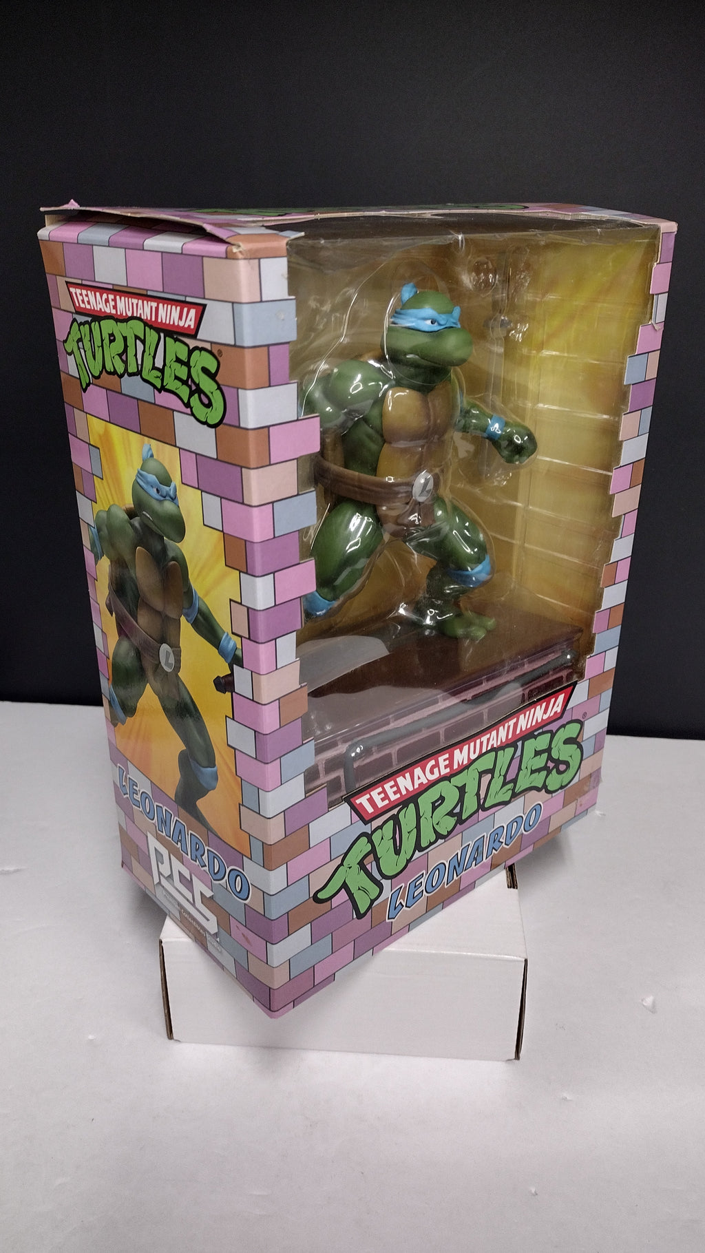 Teenage Mutant Ninja Turtles: Leonardo 1:8 Scale Statue (PCS Collectibles)