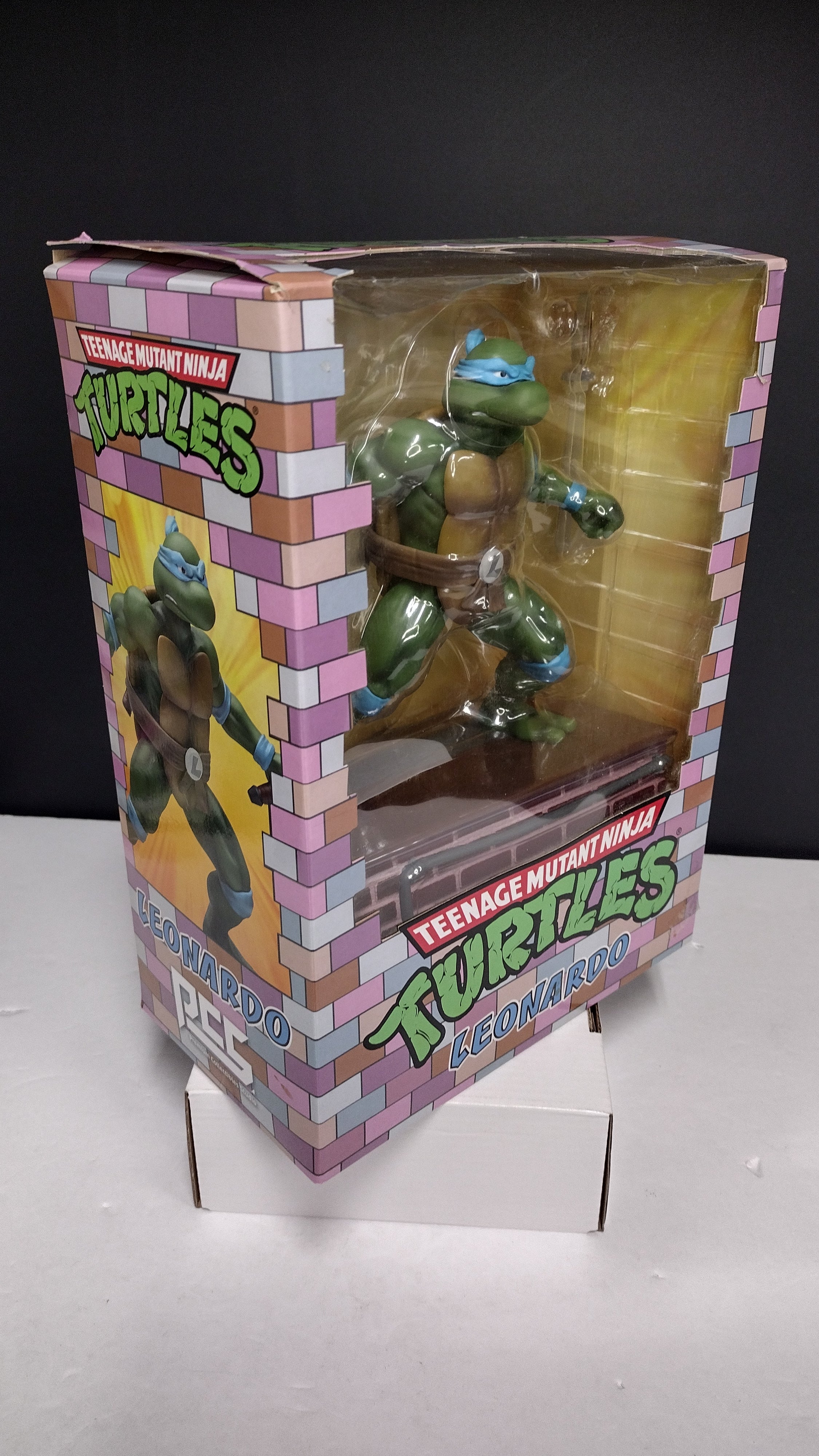 Teenage Mutant Ninja Turtles: Leonardo 1:8 Scale Statue (PCS Collectibles)