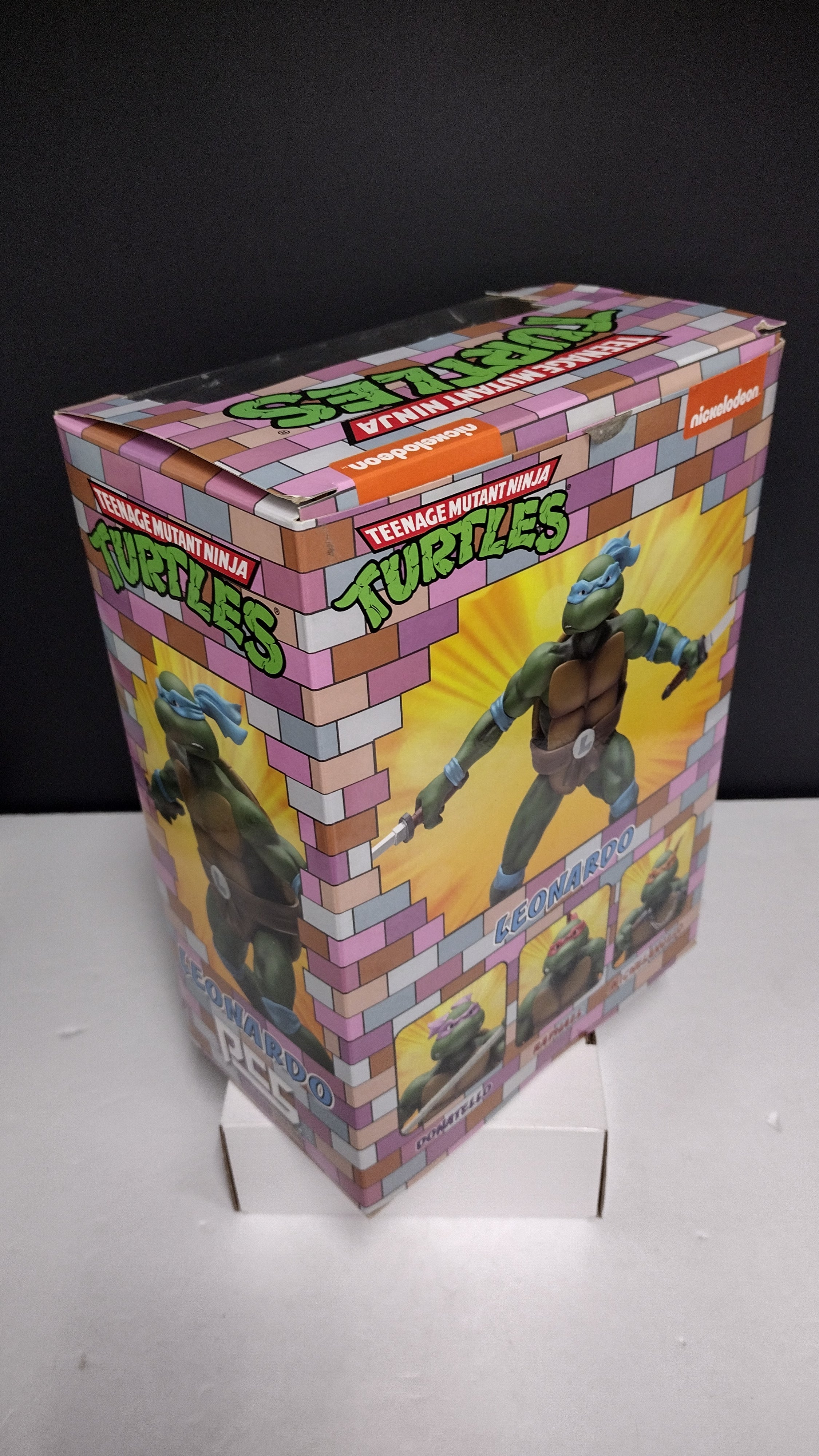 Teenage Mutant Ninja Turtles: Leonardo 1:8 Scale Statue (PCS Collectibles)