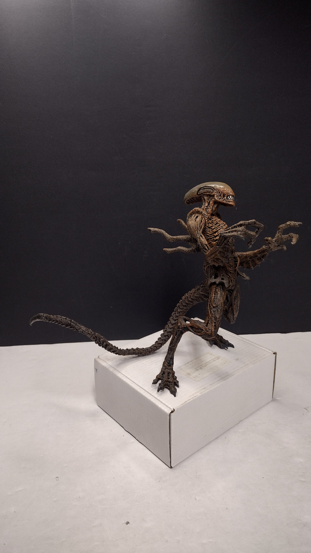 McFarlane Toys Movie Maniacs Series 6 Alien Resurrection Warrior Figure (2003 Release - Loose, Great Condition)